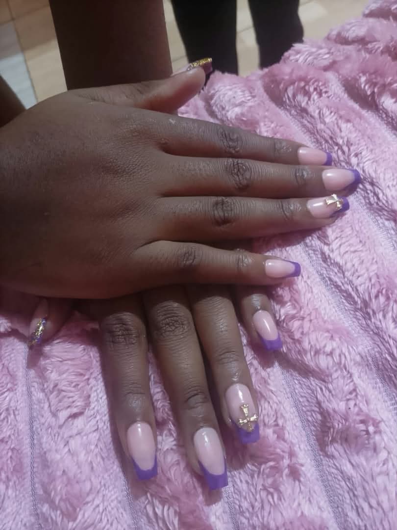 Bow nail art on green French-tip acrylics at Saylor Beauty Spa